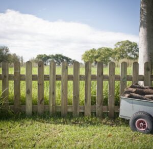 VALLA Y PUERTA CLÁSICA DE MADERA